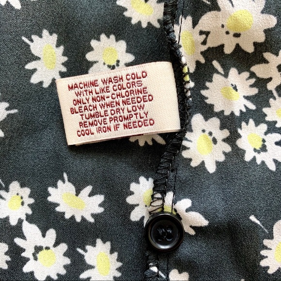 Mudd Black Daisy Scoop Button Front Cropped Blouse - Picture 8 of 9